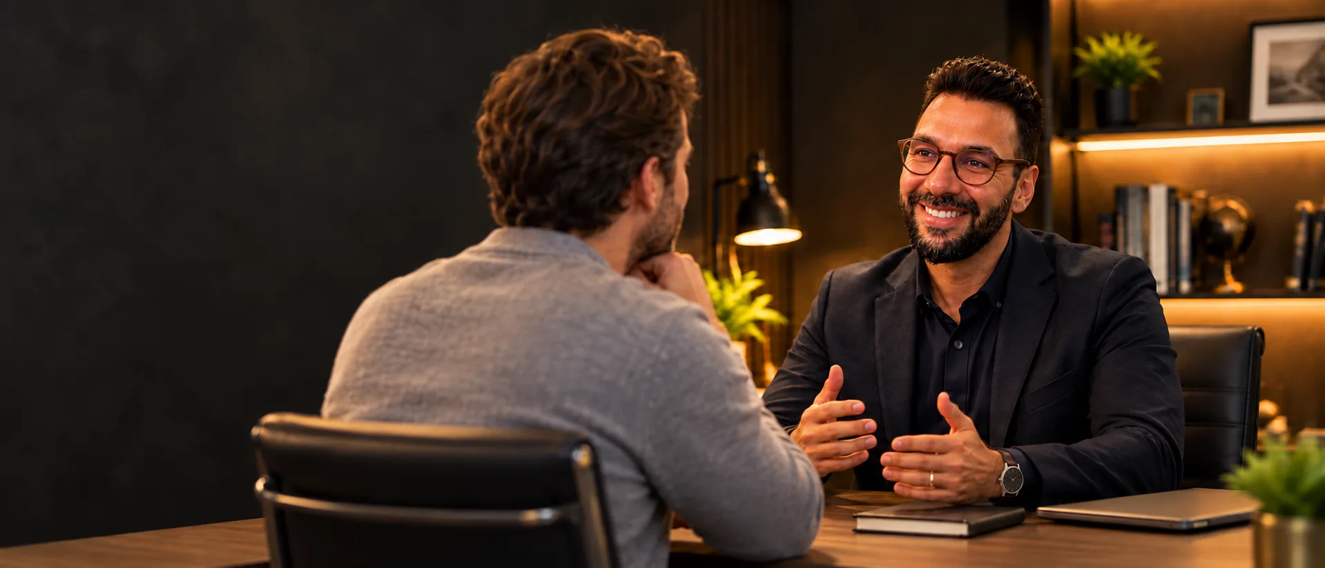 Kall Kleber conversando com um cliente em uma mesa de reunião